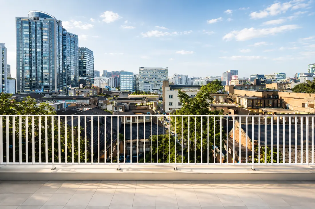 301 · City-view terrace — photo 4
