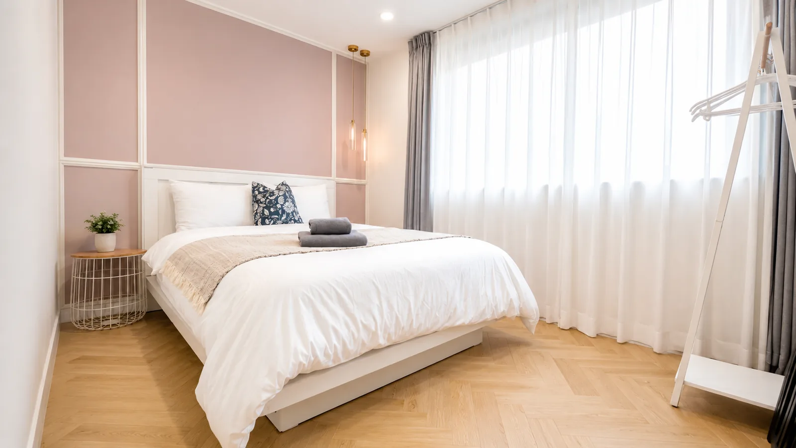 Second-floor bedroom with pink wall