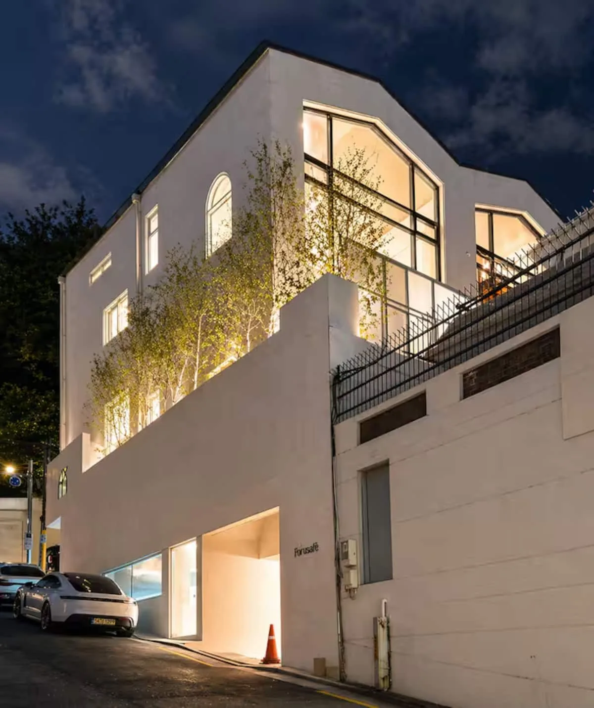 Haus Foreste building at night