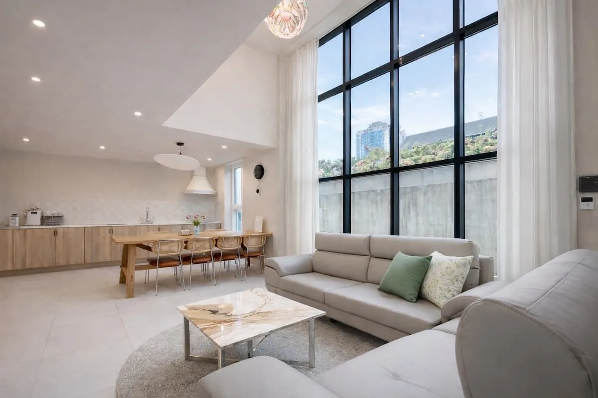 FourSeason 101 living room with tall windows