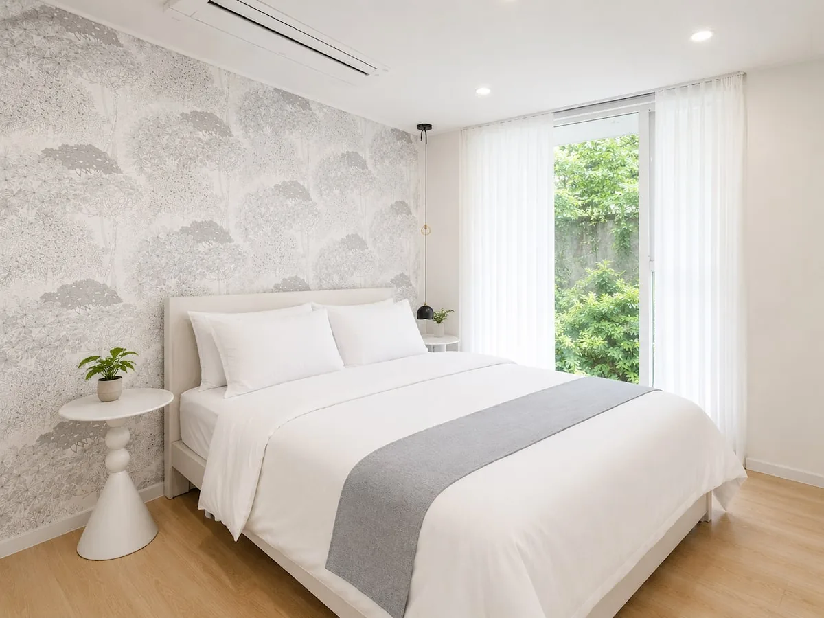 Bedroom with garden window, 102
