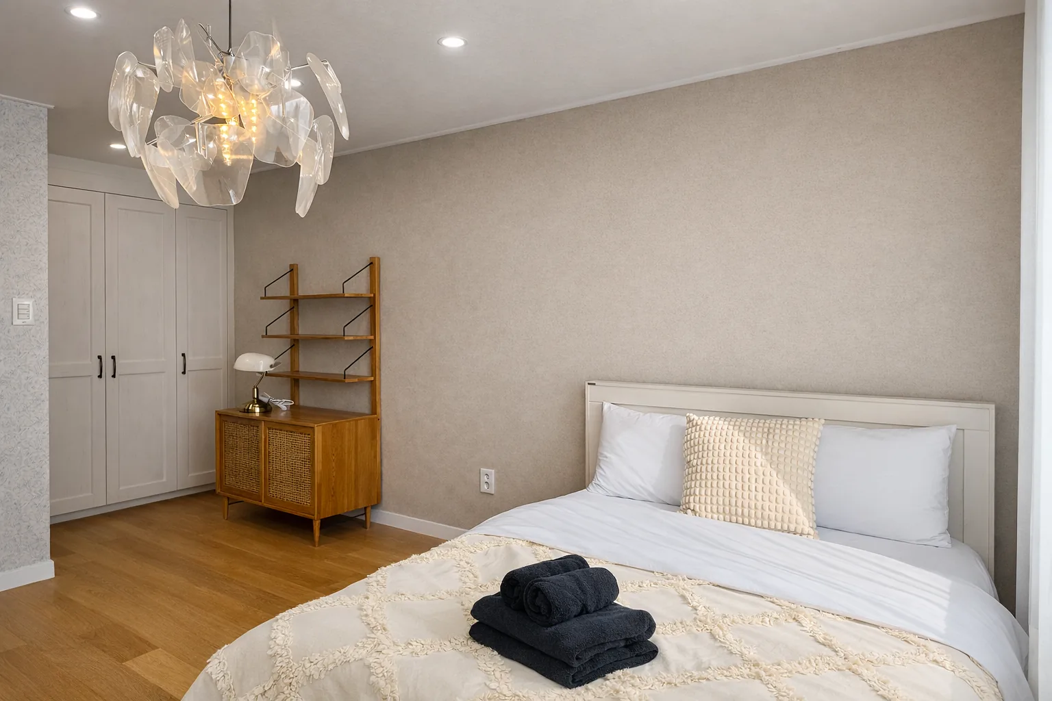 Bedroom with queen bed