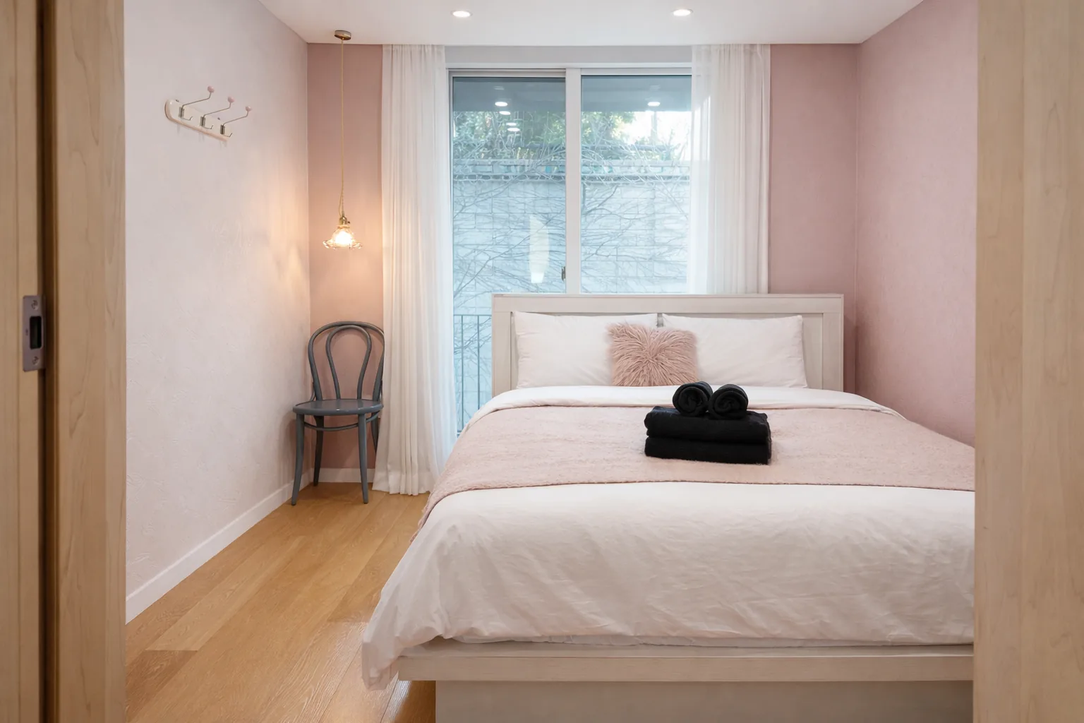 Bedroom with pink wall