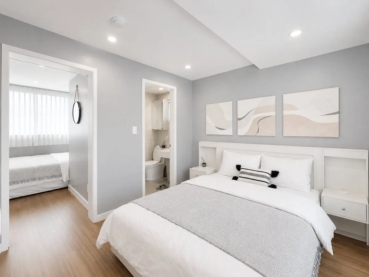Main bedroom with queen bed